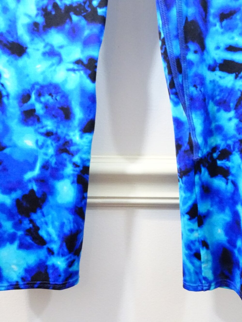 K Deer Leggings L Blue Tie Dye Striped High Rise Workout Gear Gym - Picture 2 of 6
